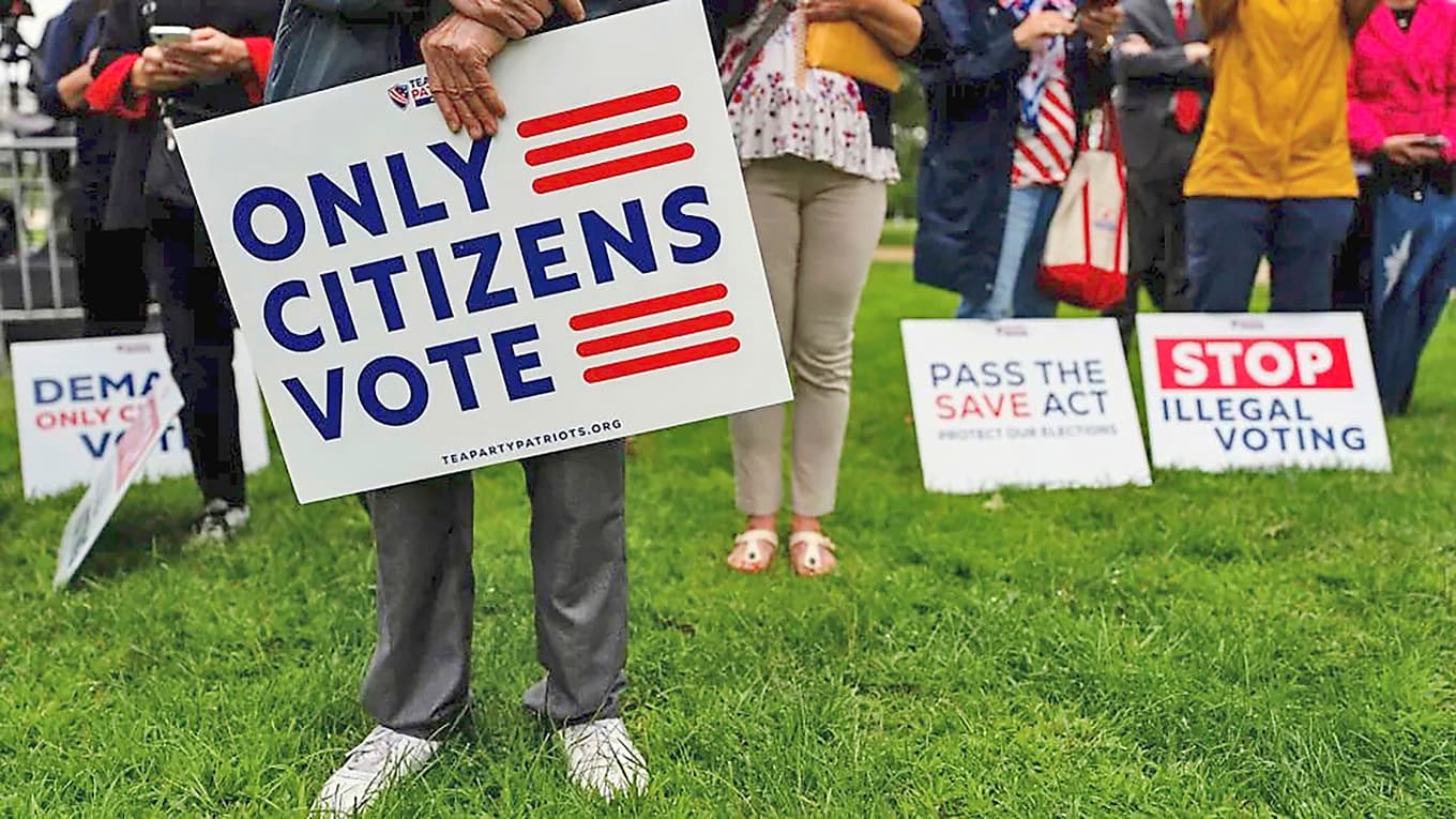 SAVE America Act är ett allmänt populärt men politiskt omstritt lagförslag i USA som två svenska forskare, i likhet med det demokratiska partiets företrädare, hävdar riskerar att urholka demokratin. Foto: Kent Nishimura/Getty Images