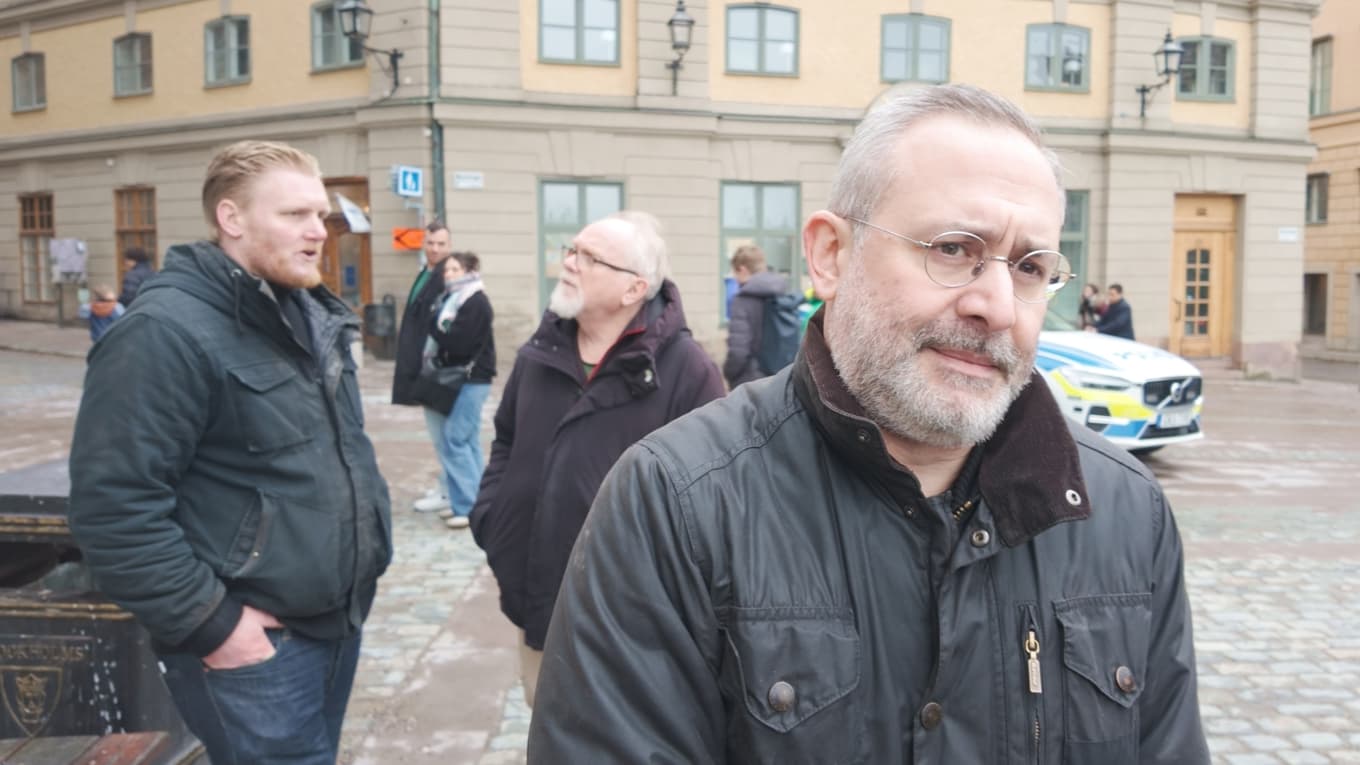 Aron Flam var en av talarna under Demokrativärnets manifestation mot islamism på Mynttorget i Stockholm den 15 mars. Ett 60-tal personer samlades i kylan för att lyssna. Foto: Roger Sahlström