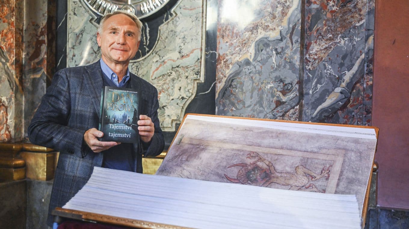 Dan Browns senaste bok kretsar kring nya rön inom parapsykologi och medvetandeforskning.
Här visar han upp den tjeckiska upplagan (boken utspelar sig i Prag). Foto: Michal Cizek/AFP/Getty Images