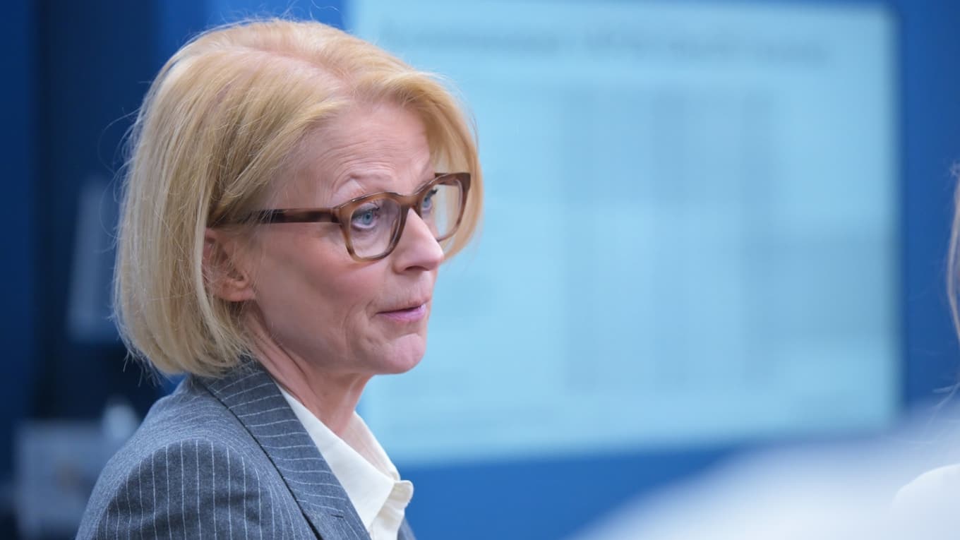 Finansminister Elisabeth Svantesson (M) presenterar regeringens nya ekonomiska prognos och varnar för ökad global osäkerhet. Samtidigt pekar hon på tecken på återhämtning i svensk ekonomi med stigande BNP och ökad konsumtion. Foto: Roger Sahlström