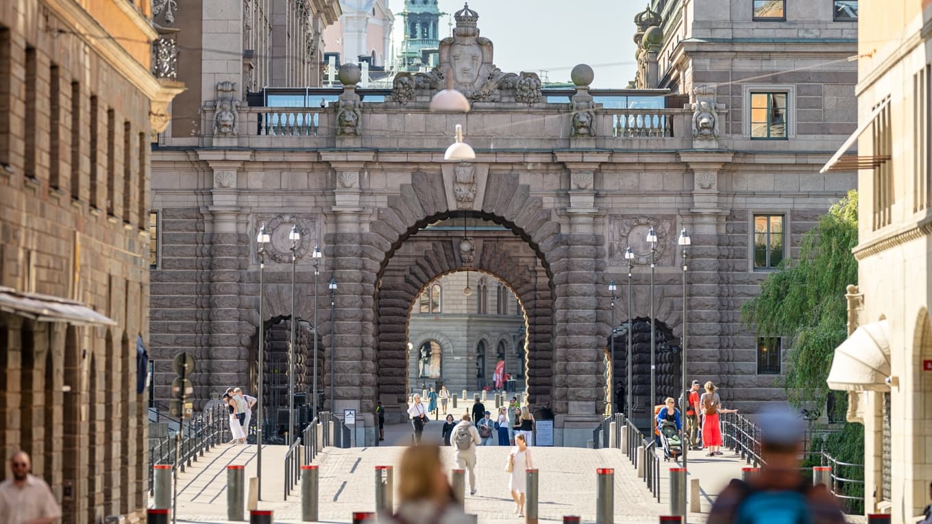 Regeringen har samlat partier och myndigheter för att stärka säkerheten inför valet, med fokus på cyberskydd och att motverka försök att underminera förtroendet för valsystemet. Foto: Magnus Lejhall/TT