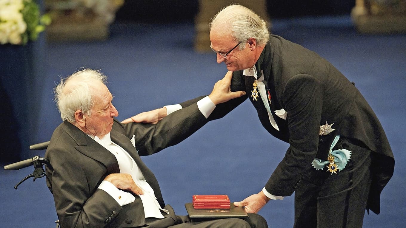 Lite läsning av Tomas Tranströmer kanske kan bota några svagheter i politiskt beslutsfattande. Foto: Jonathan Näckstrand/AFP via Getty Images