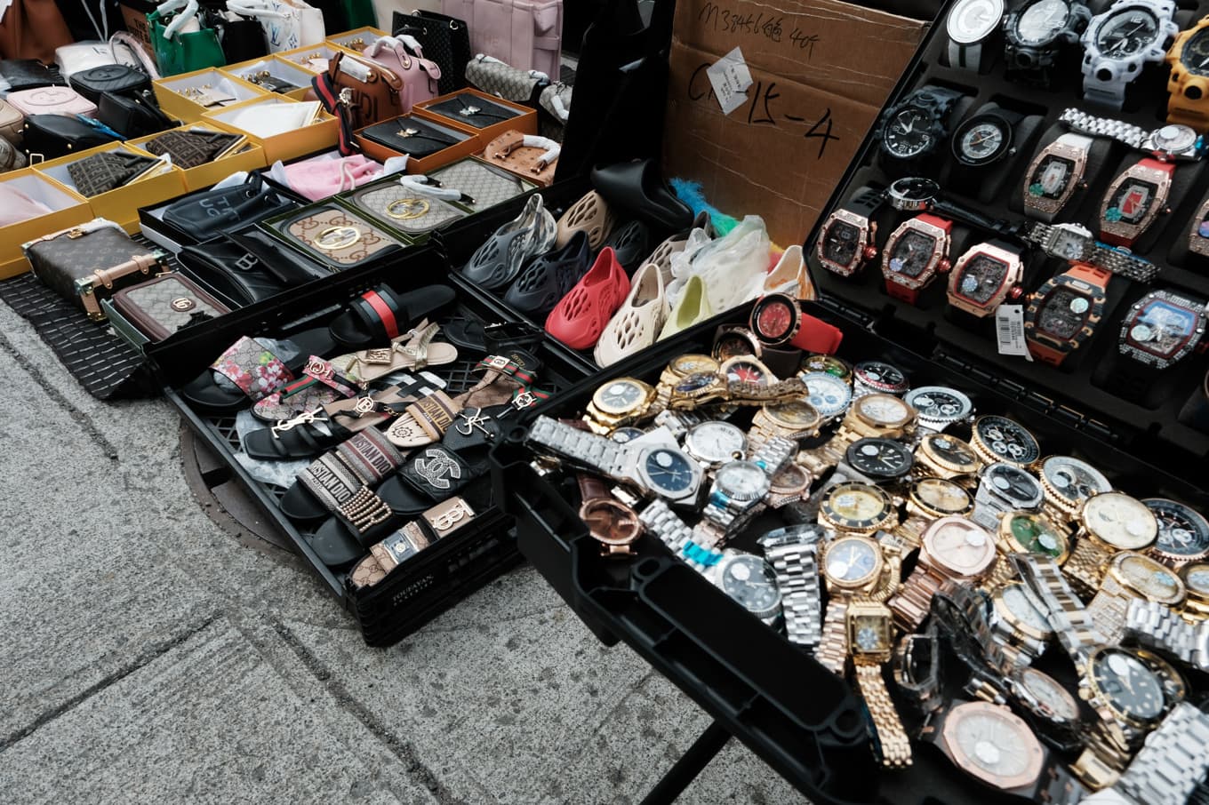 Falska märkesvaror säljs på Canal Street på Manhattan, New York. Kina är ursprungsland för en stor majoritet av världens förfalskade produkter. Foto: Spencer Platt/Getty Images