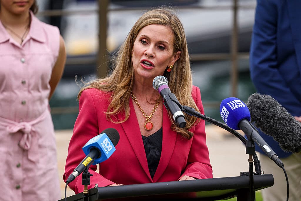 Australiens E-säkerhetskommissionär Julie Inman-Grant är inte nöjd med teknikbolagens arbete för att hindra unga att komma åt sociala medier. Foto: David Gray / AFP via Getty Images)