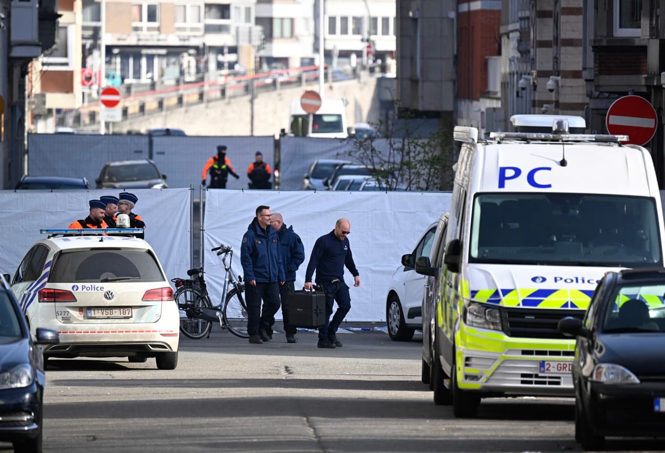 Polis utanför synagogan på Leon Fredericq-gatan i Liège den 9 mars. Foto: John Thys/AFP via Getty Images
