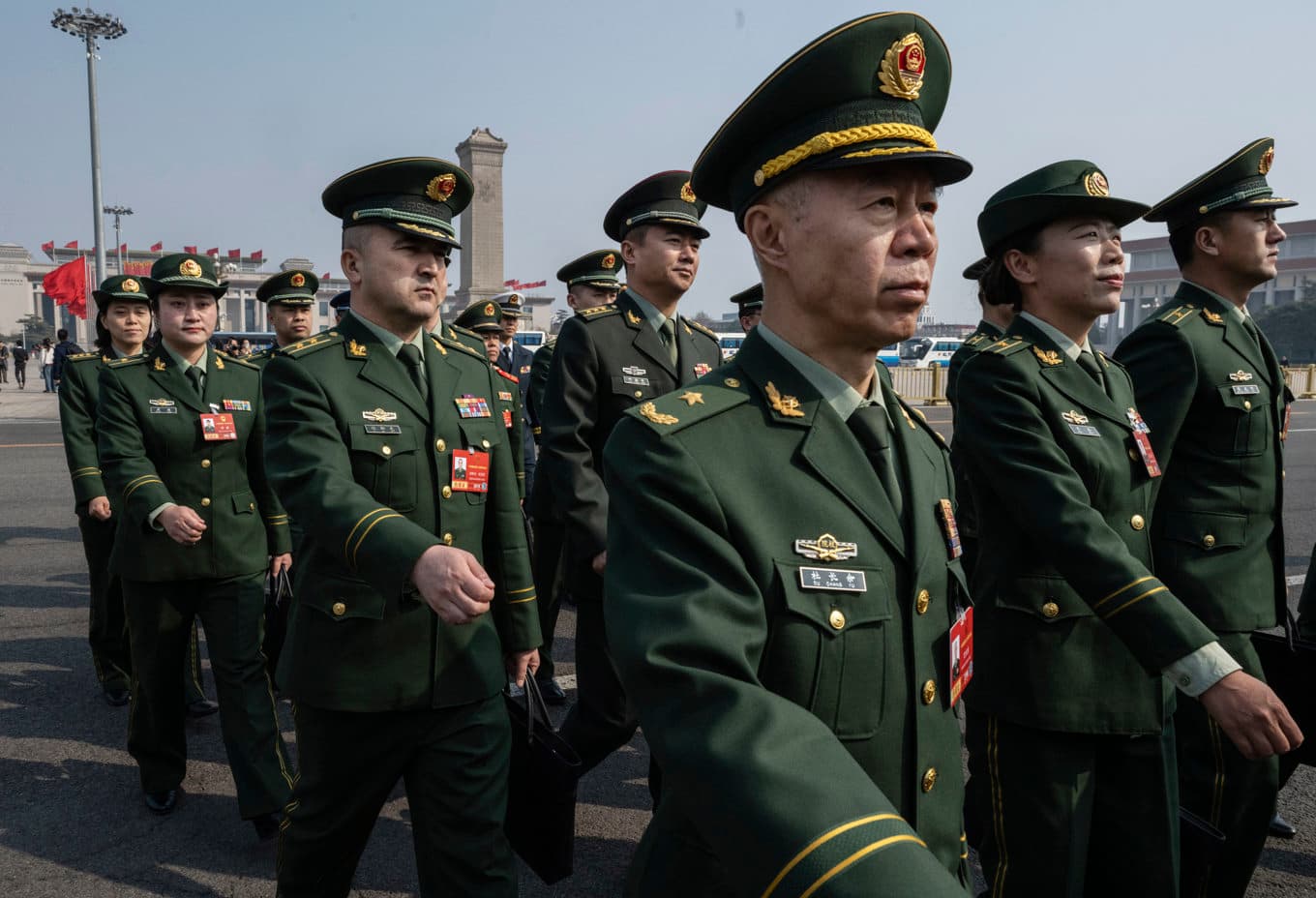 Kinesiska militärdelegater på väg in till avslutningen av ”de två sessionerna” i Peking, den 12 mars. Foto: Kevin Frayer/Getty Images