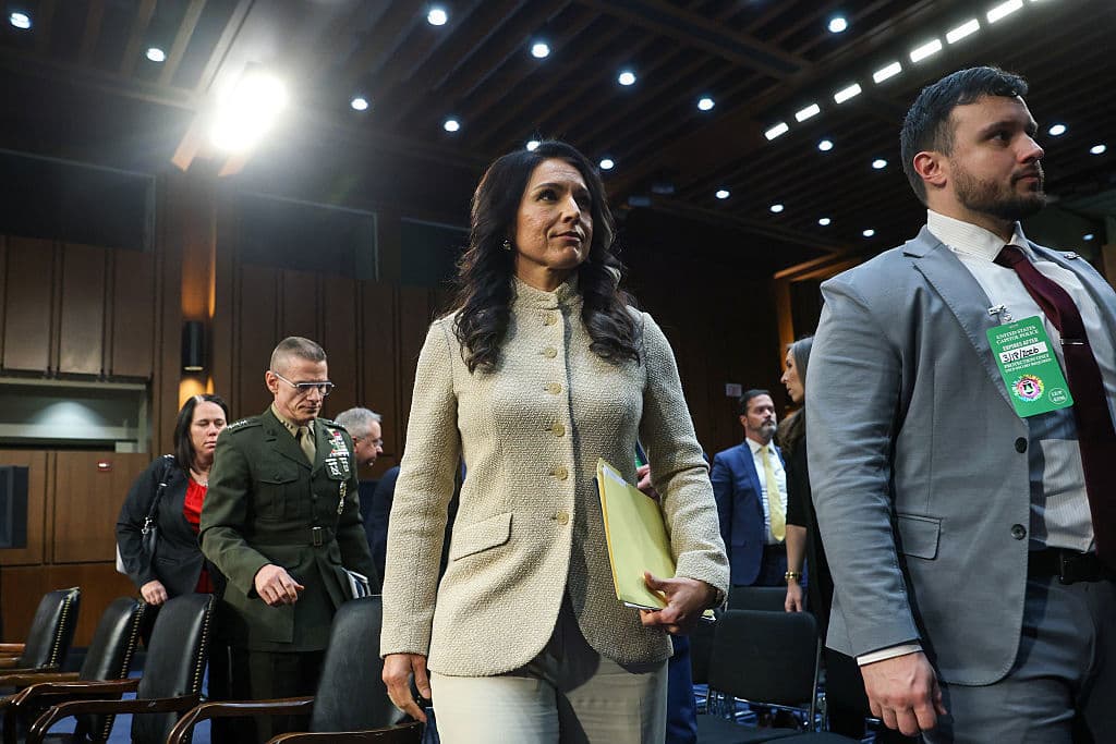 USA:s underrättelsechef Tulsi Gabbard i mitten, i samband med senatsutfrågningen den 18 mars. Foto: Kevin Dietsch/Getty Images