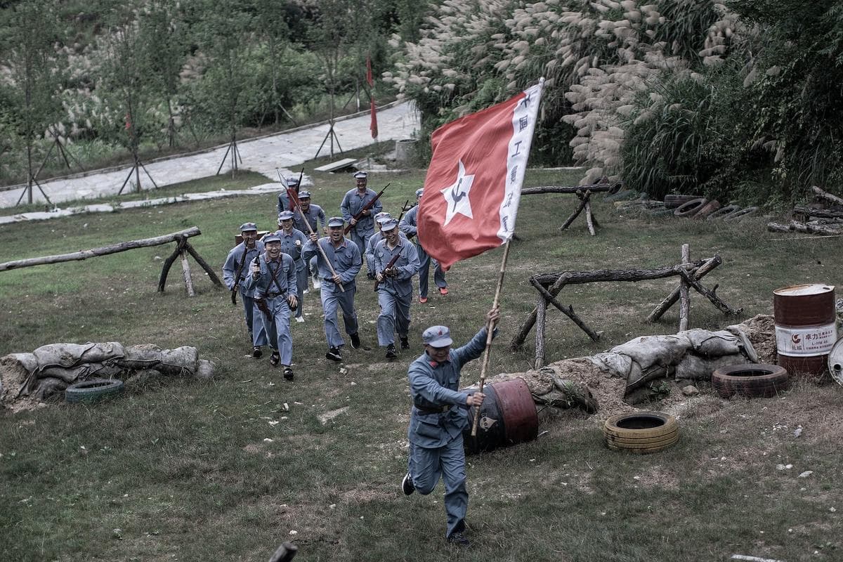 Historiskt skådespel i Yingshan, Kina, till minne av kommunistpartiets ”långa marsch”. Foto: Getty Images