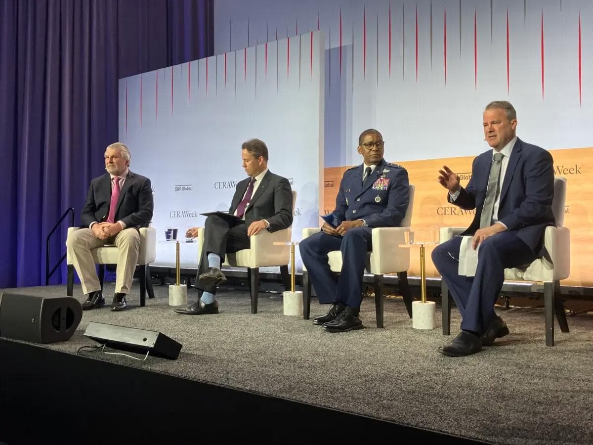 Paul Sankey, finansanalytiker på Sankey Research, Nick Studer, vd för Oliver Wyman och Marsh Management Associates, general Randall Reed, chef för U.S. Transportation Command, samt Jim Burkhard, chef för råoljemarknadsforskning, energi och mobilitet hos S&P Global, deltar i ett forum vid den 44:e årliga konferensen Cera Week by S&P Global i Houston, Texas, den 24 mars. Foto: John Haughey/The Epoch Times