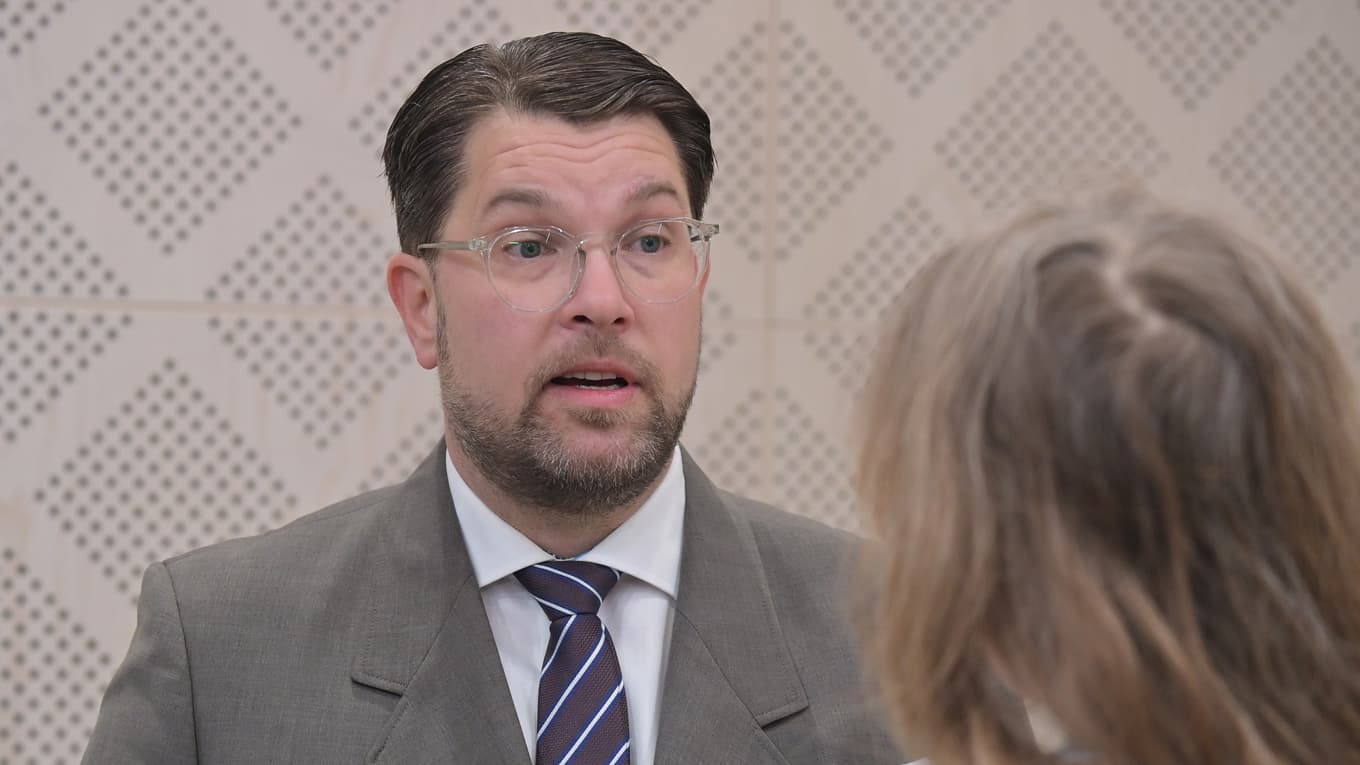 Minnesceremoni för ayatolla Ali Khamenei hölls vid Imam Ali-centret i Järfälla samtidigt som regimkritiska exiliranier demonstrerade utanför. Händelsen har väckt politiska reaktioner. Foto: Roger Sahlström