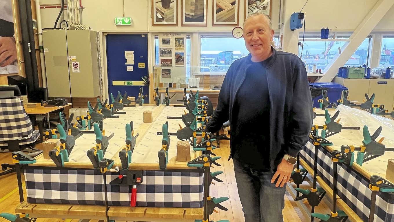 Jan Ryde intill en Grand Vividus under produktion. Den kostar som dubbelsäng 6,5 miljoner kronor i standardutförande. Foto: Karl Beijbom