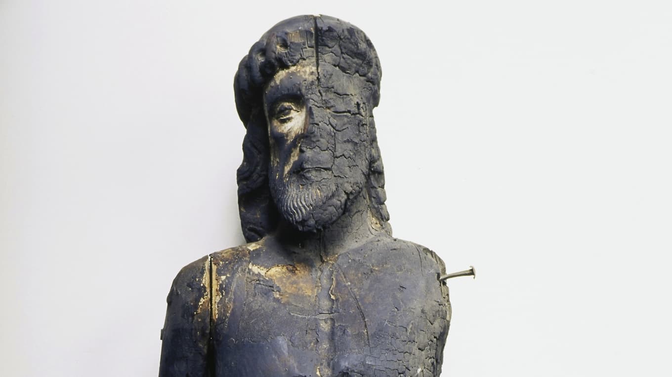 Smärtomannen från Eskilstuna, detalj. Skulpturen var med om en brand i Fors kyrka 1946 och har sedan dess förvaltats av Historiska museet. Foto: Lennart Karlsson, Historiska museet/SHM