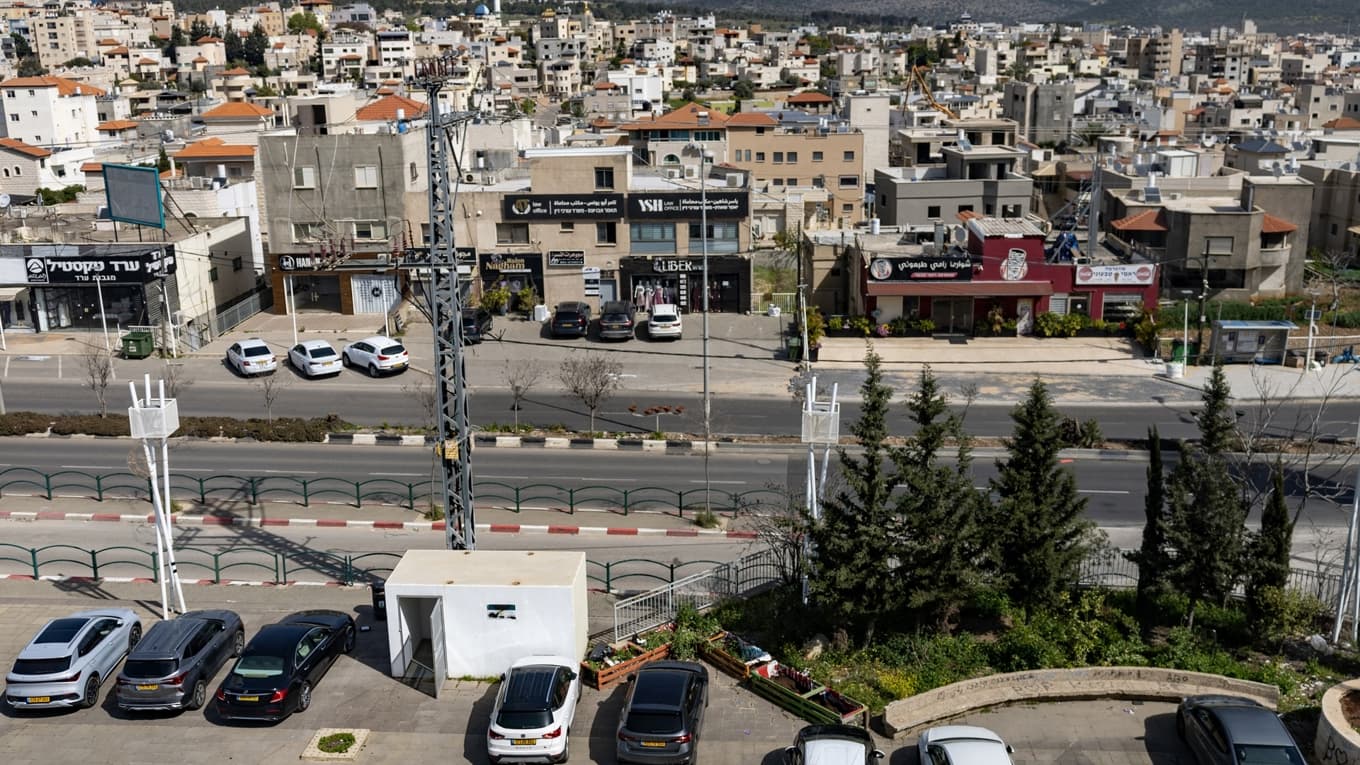 Sofia Ebeling bor omkring 200 meter från gränsen till Libanon och lever med återkommande raketlarm från Hizbollah. Foto: Odd ANDERSEN / AFP via Getty Images