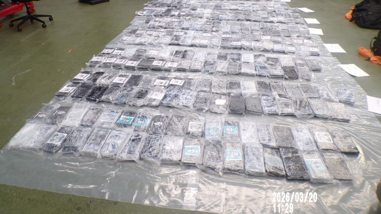 I hamnen i London beslagtog tullperson cirka ett ton kokain. Foto: National Crime Agency