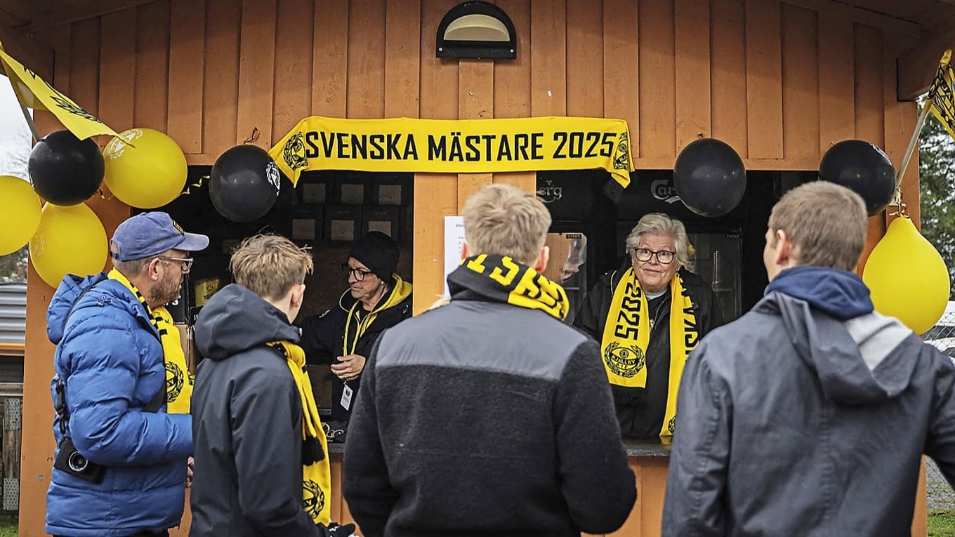 SM-guld 2025 – och sen då? Att försvara en mästartitel är jobbigt, vilket Mjällby AIF lär få erfara under den kommande fotbollssäsongen. Foto: Jonathan Näckstrand/AFP via Getty Images