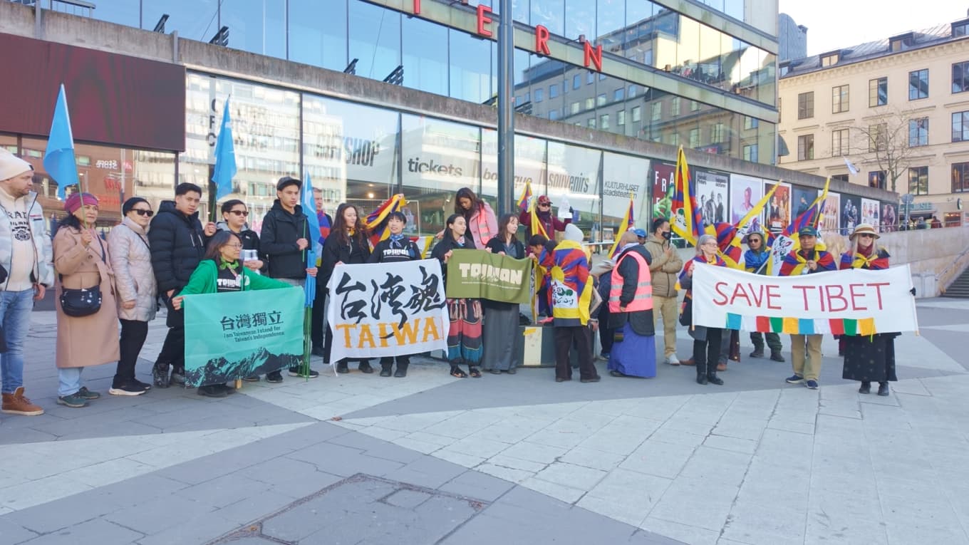 Demonstranter samlades i centrala Stockholm den 10 mars för att uppmärksamma Tibets nationaldag och protestera mot Kinas politik i Tibet, Xinjiang och mot Taiwan. Foto: Roger Sahlström