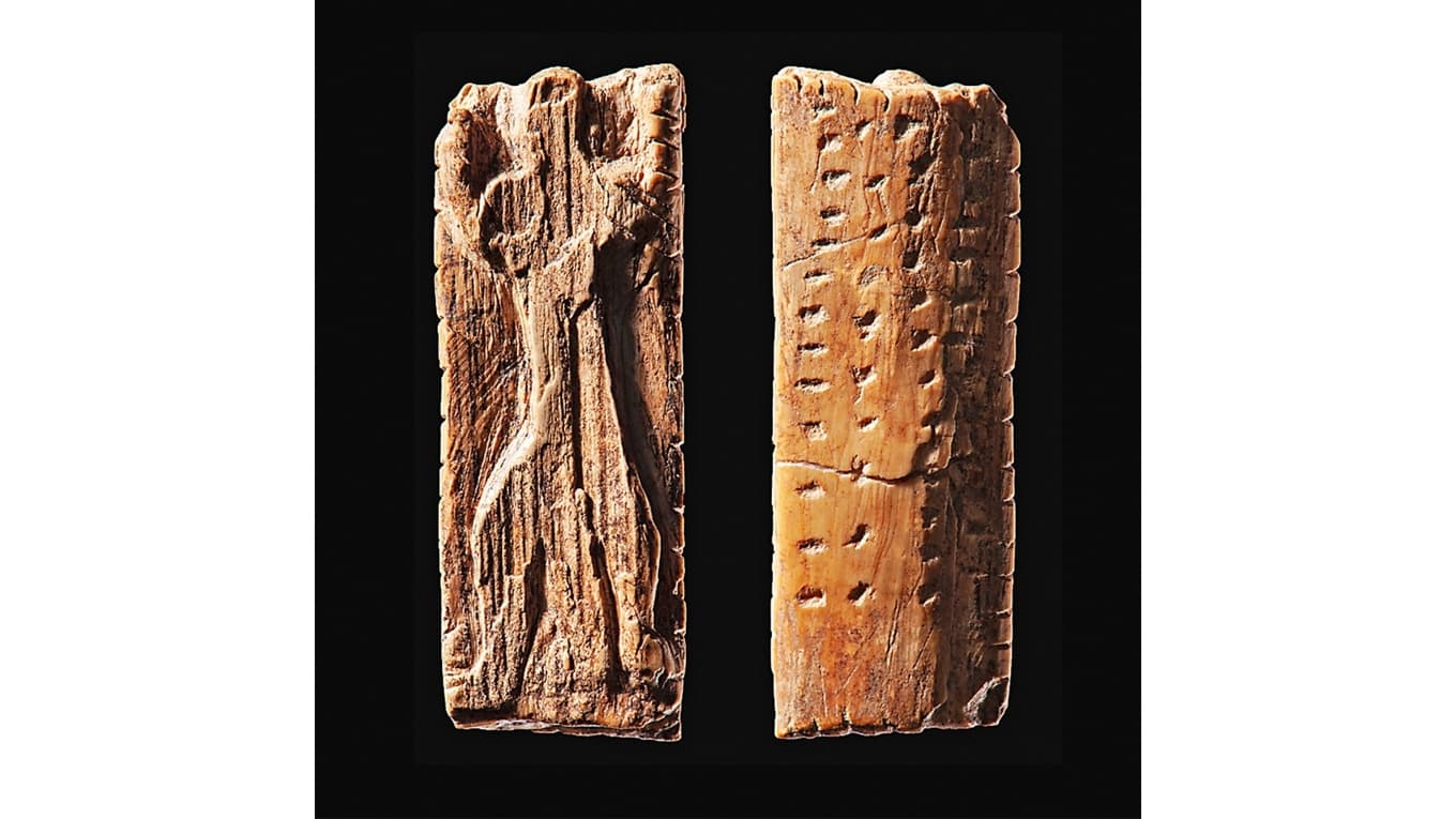Figur snidad i elfenben med tecken inristade på baksidan. Drygt 30 000 år gammal. Foto: Hendrik Zwietasch/Wikimedia Commons
