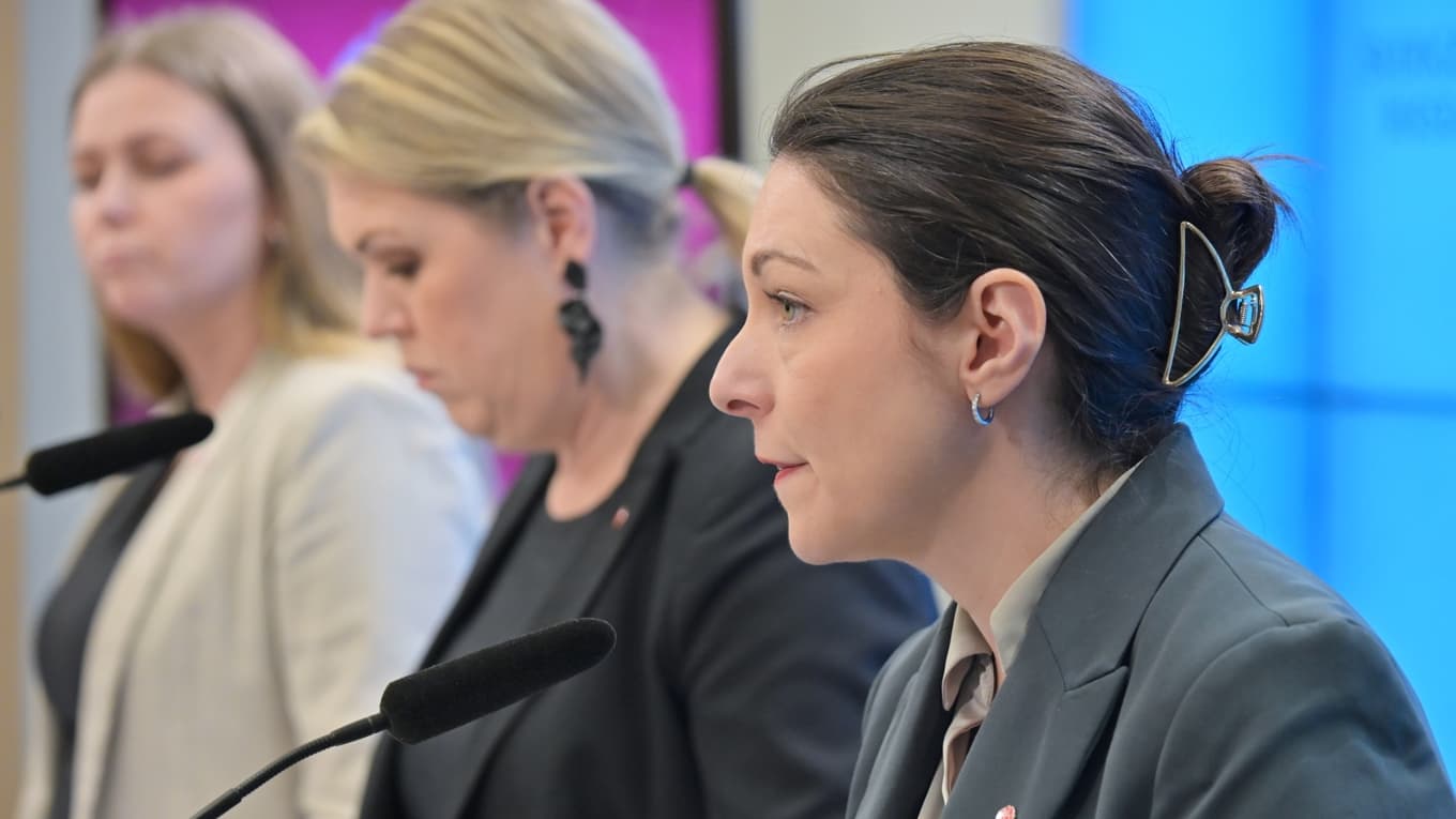 Teresa Carvalho, Lena Hallengren och regionrådet My Ahnebratt presenterar Socialdemokraternas förslag för att stoppa kriminella aktörer i vården, bland annat genom tillståndsplikt, svartlista och skärpta straff för välfärdsbrott. Foto: Roger Sahlström