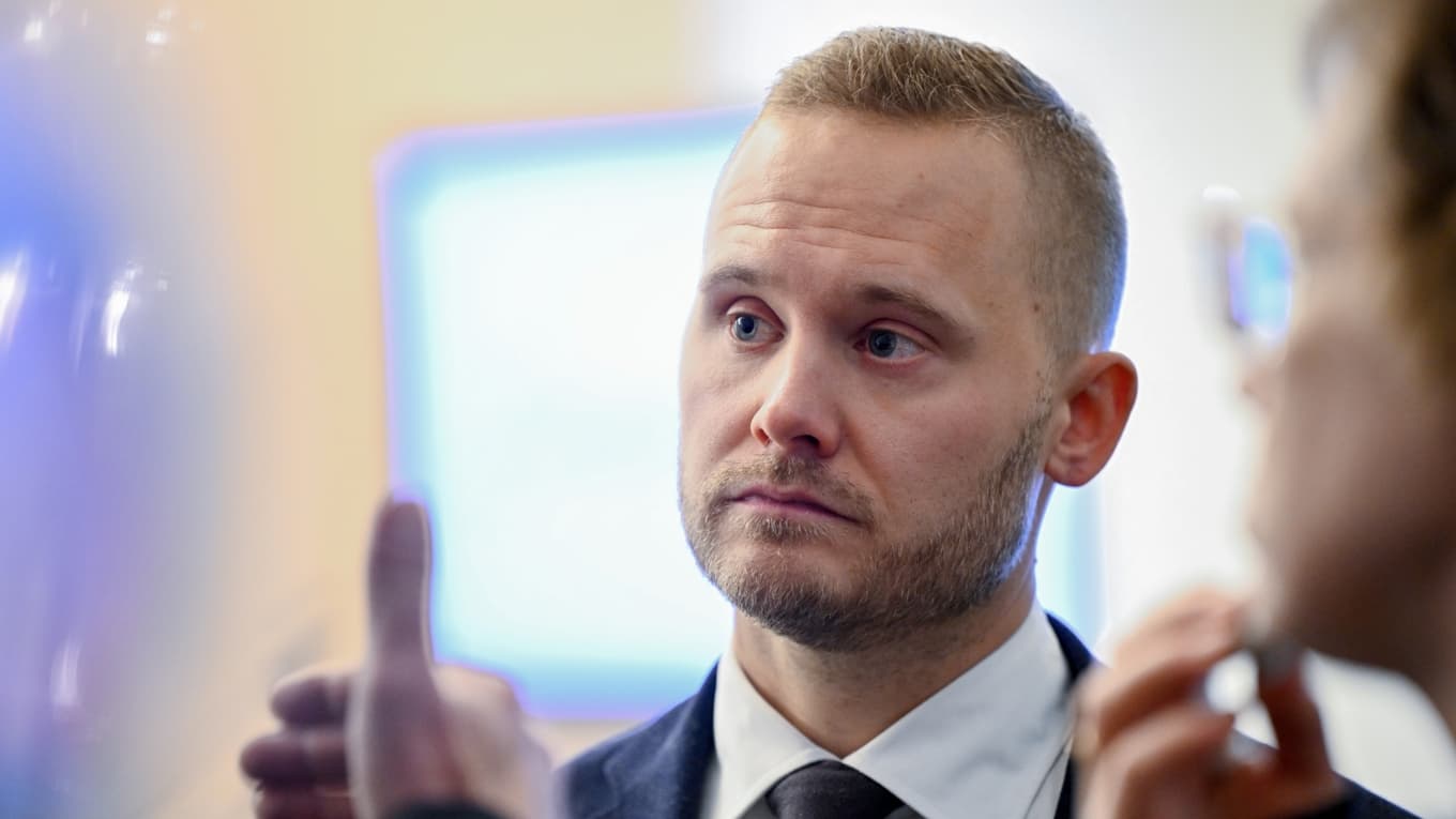 Henrik Vinge (SD), vice partiledare för Sverigedemokraterna, säger att ökningen av politiska vildar i riksdagen visar på en brist i systemet och anser att ledamöter som lämnar sitt parti också bör lämna sin riksdagsplats. Foto: Henrik Montgomery/TT