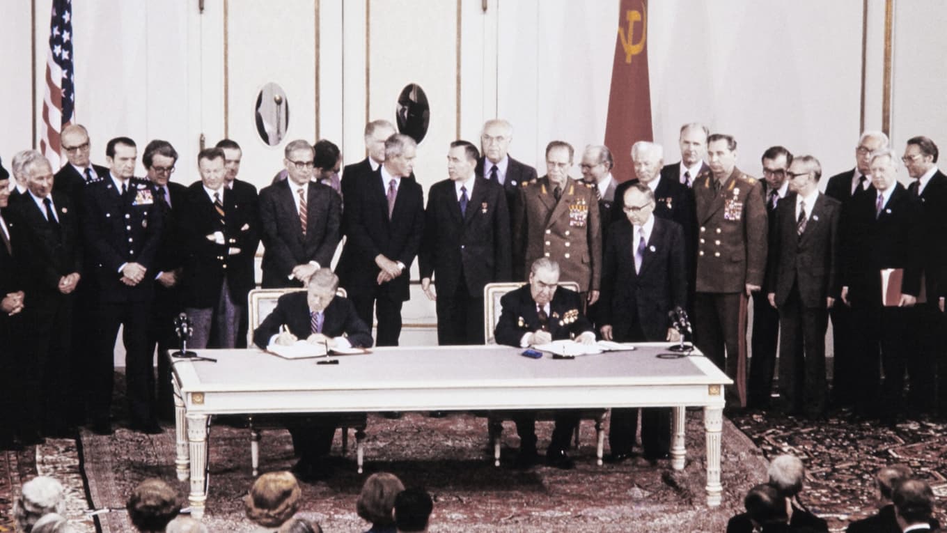 USA:s president Jimmy Carter och Sovjetunionens ledare Leonid Brezjnev undertecknar ett avtal om begränsning av strategiska vapen 1979 i Wien. Foto: VOTAVAFOTO/AFP via Getty Images