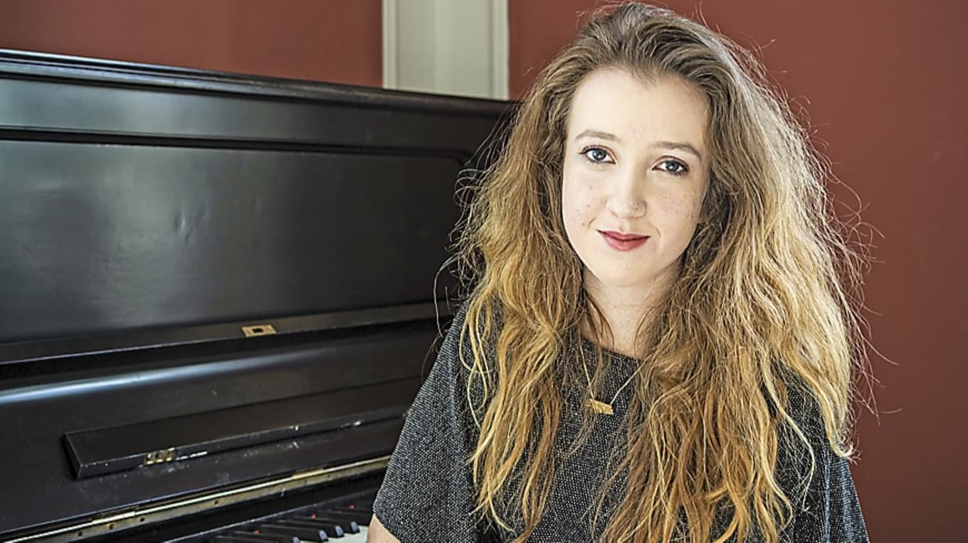 Alice Power tilldelas stipendium.
Foto: Sofia Drevemo