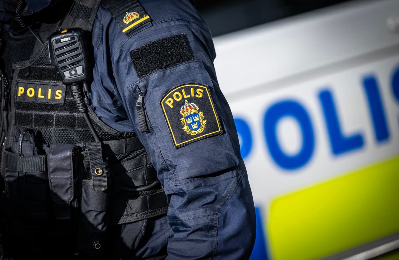 En polis, som nu blivit av med jobbet, döms för att ha misshandlat två av sina vänner. Arkivbild. Foto: Johan Nilsson / TT
