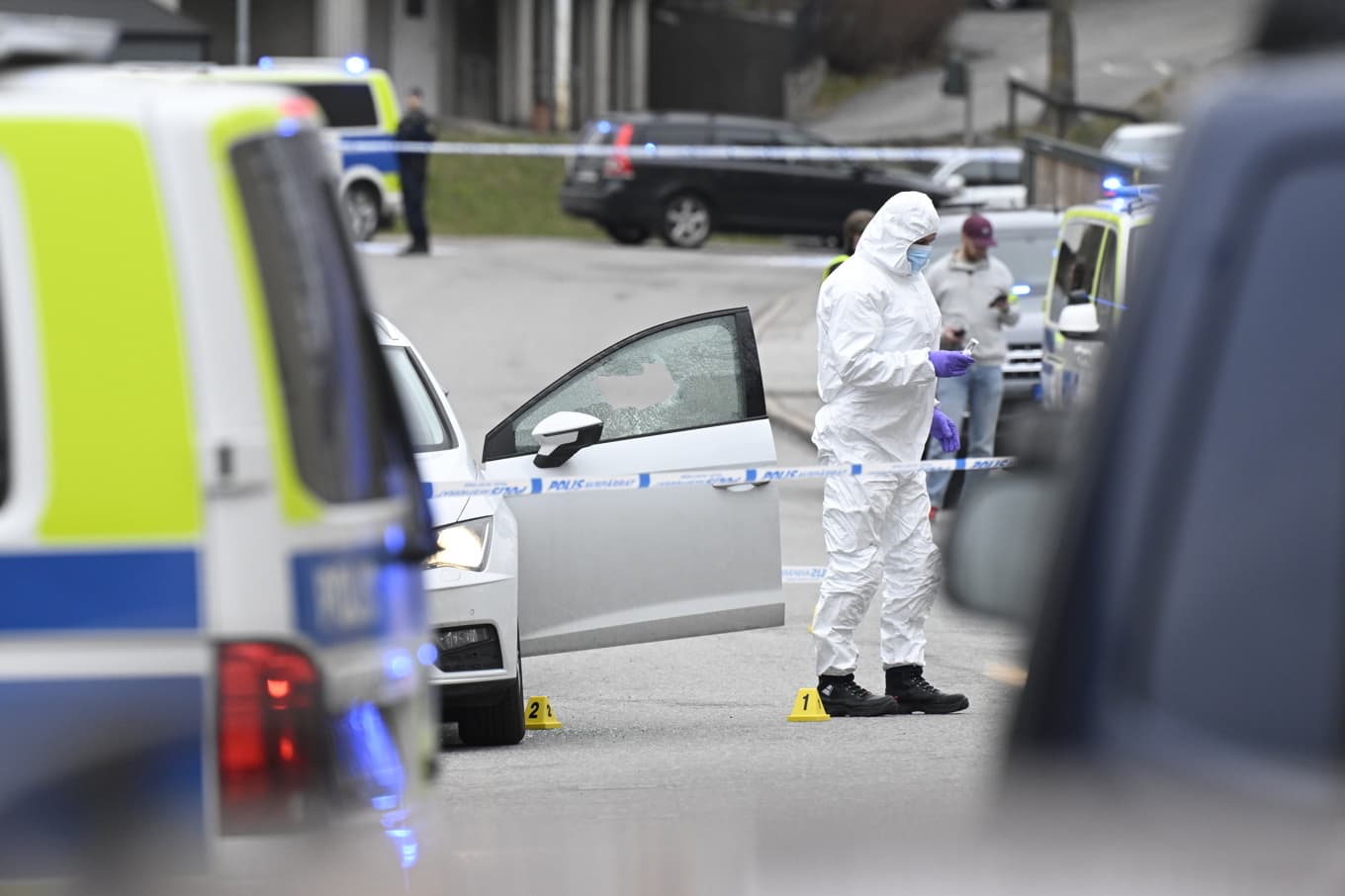 Bilens framruta är helt krossad i skottlossningen. Foto: Jessica Gow/TT