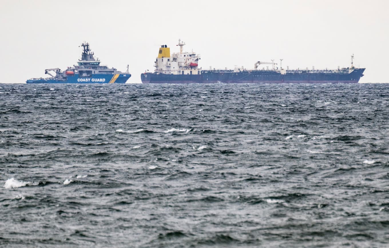 Kustbevakningens fartyg vid tankern Flora 1 utanför Ystads kust. Foto: Johan Nilsson/TT