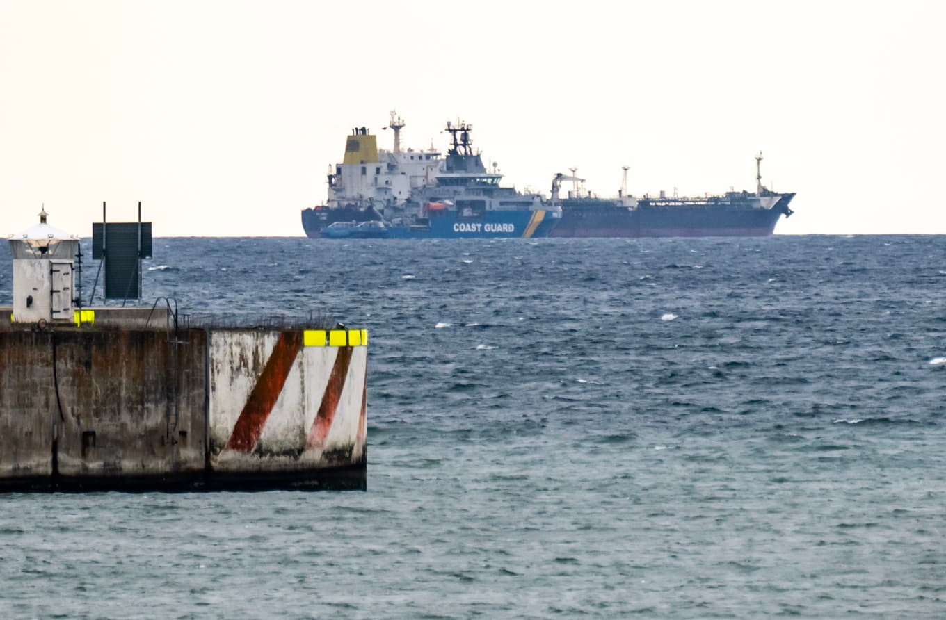 Kustbevakningens fartyg och tankern Flora 1 utanför Ystads kust på långfredagen sedan fartyget bordats. Fartyget är belagt med sanktioner från EU och Storbritannien. Foto: Johan Nilsson/TT