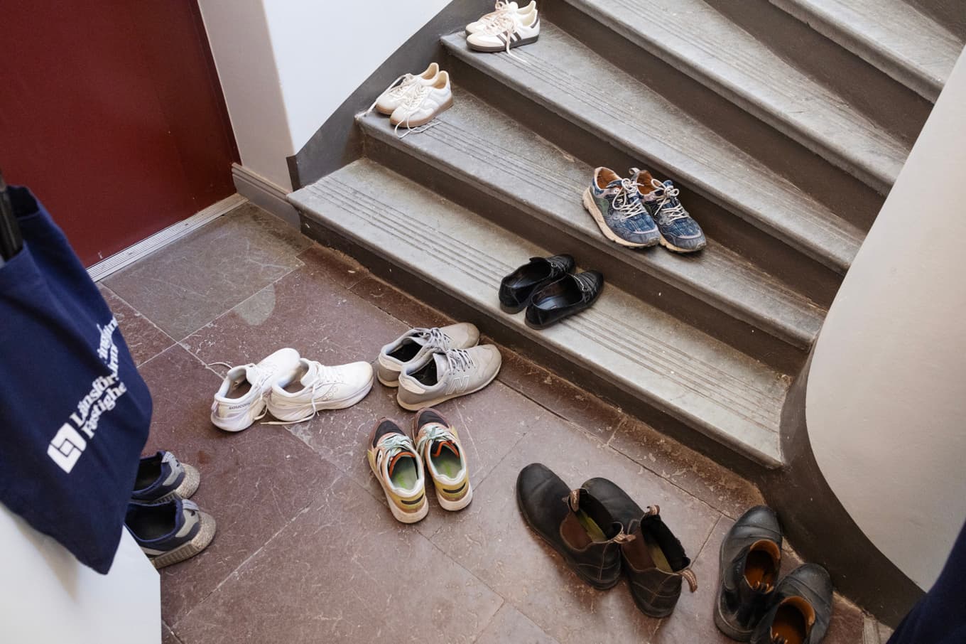 Skor i trapphuset under en lägenhetsvisning på Kungsholmen. Arkivbild. Foto: Nicklas Thegerström/TT