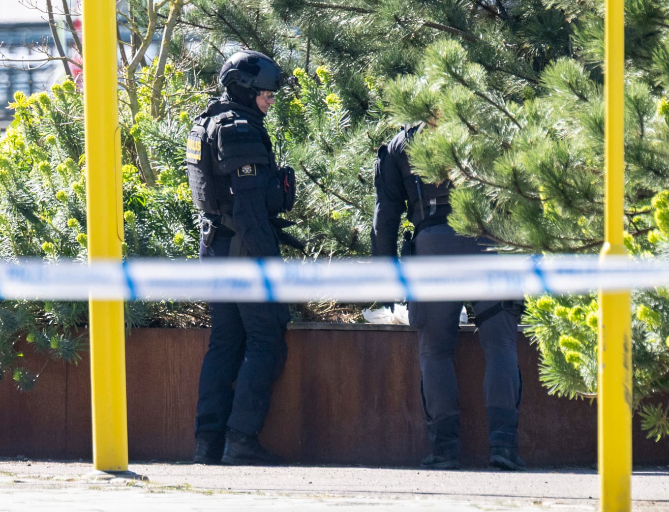 Polisens bombtekniker arbetar innanför avspärrningarna vid Skeppsbron i Malmö efter ett fynd av ett misstänkt farligt föremål på tisdagen. Foto: Johan Nilsson/TT