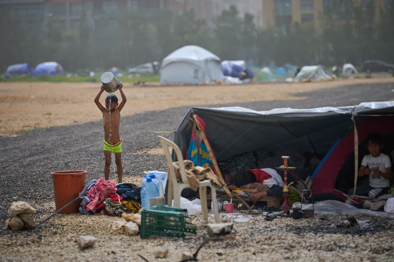 Flyktingar från södra Libanon som flytt norrut till huvudstaden Beirut. Foto: Emilio Morenatti/AP/TT