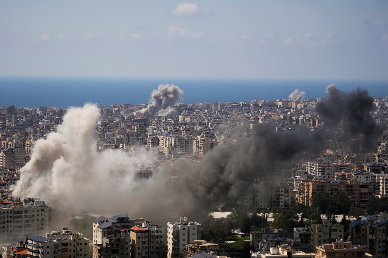 Bistånds- och utrikeshandelsminister Benjamin Dousa (M) varnar för effekterna av kriget i Mellanöstern. På bilden är det Beirut som bombas. Foto: Hassan Ammar/AP/TT