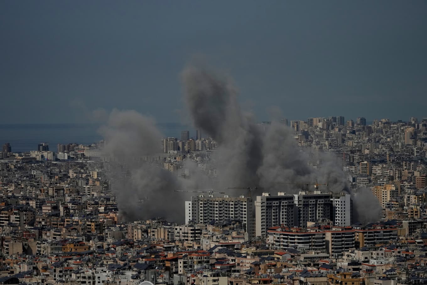 Rök från en attack mot Libanons huvudstad Beirut i mars. Foto: Hussein Malla /AP/TT