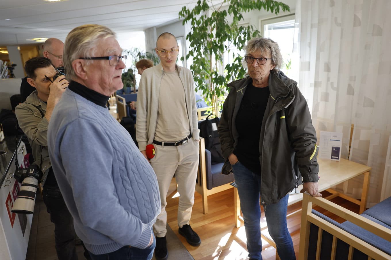 Tidigare utredaren Jan-Ola Nordin (till vänster) samtalar inför häktningsförhandlingen i Härnösand med Barbro Öberg, vars pappa Tor Öberg och hans sambo Gerd Wiklund mördades i Brattås. Foto: Mats Andersson/TT