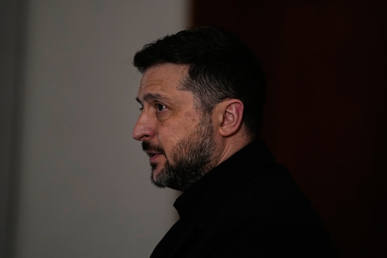 Ukrainas president Volodymyr Zelenskyj säger att Ukriana slår tillbaka med samma mynt om Ryssland bryter den planerade vapenvilan. Arkivbild. Foto: Khalil Hamra /AP/TT