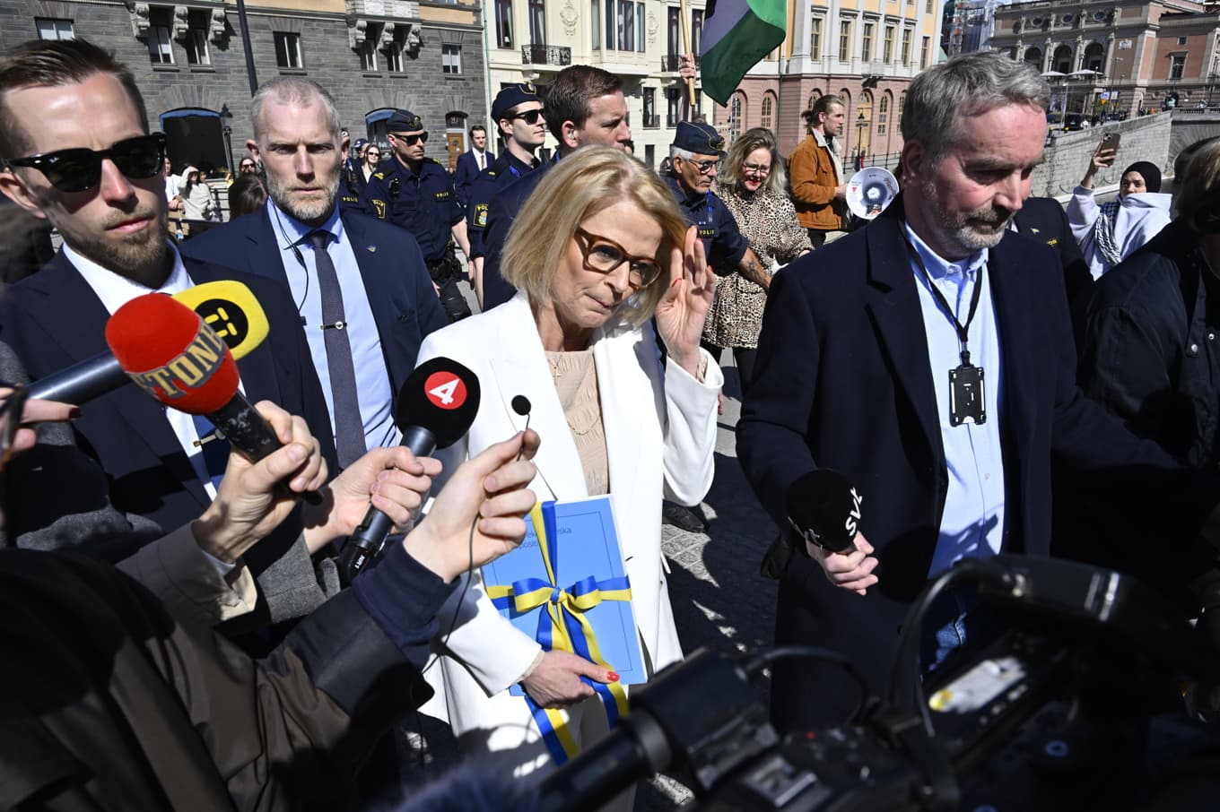 Det är dags igen – på måndag går finansminister Elisabeth Svantesson (M) till riksdagen med vårbudgeten. Bild från promenaden i april 2025. Foto: Anders Wiklund/TT