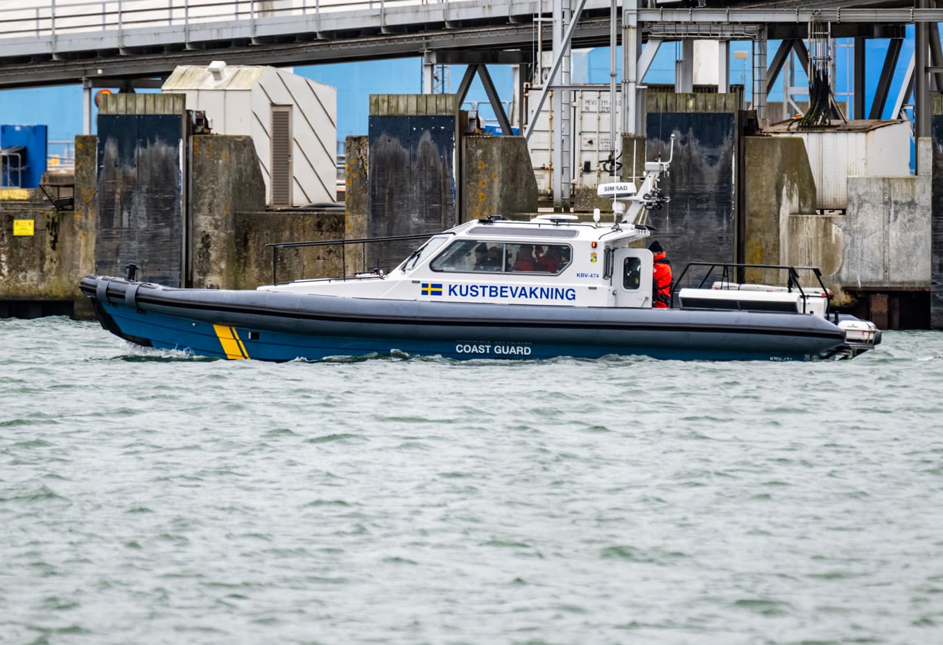 Kustbevakningens fartyg efter en insats mot tankern Flora, en annan tanker som bordats av Kustbevakningen, väster om Ystad i påskas. Foto: Johan Nilsson / TT