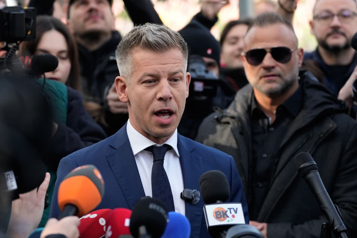 Péter Magyar pratar med journalister i samband med att han röstade i Budapest på söndagen. Foto: Darko Bandic/AP/TT