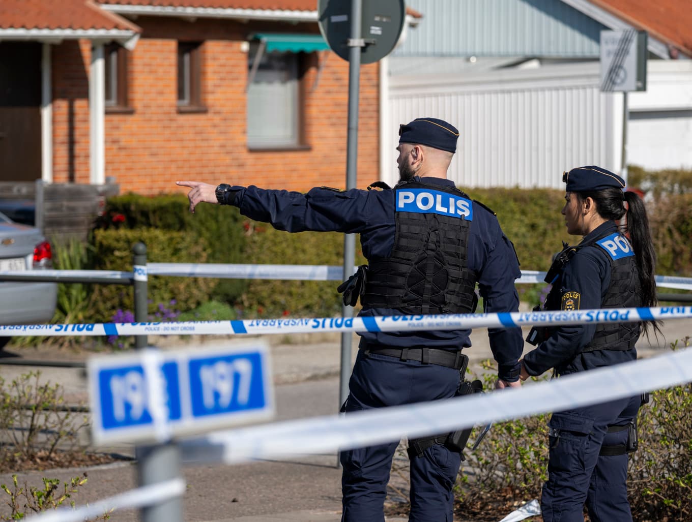 Polis på plats i Fosie i Malmö på fredagsförmiddagen efter larm om en skottlossning mot en bil. Foto: Johan Nilsson / TT