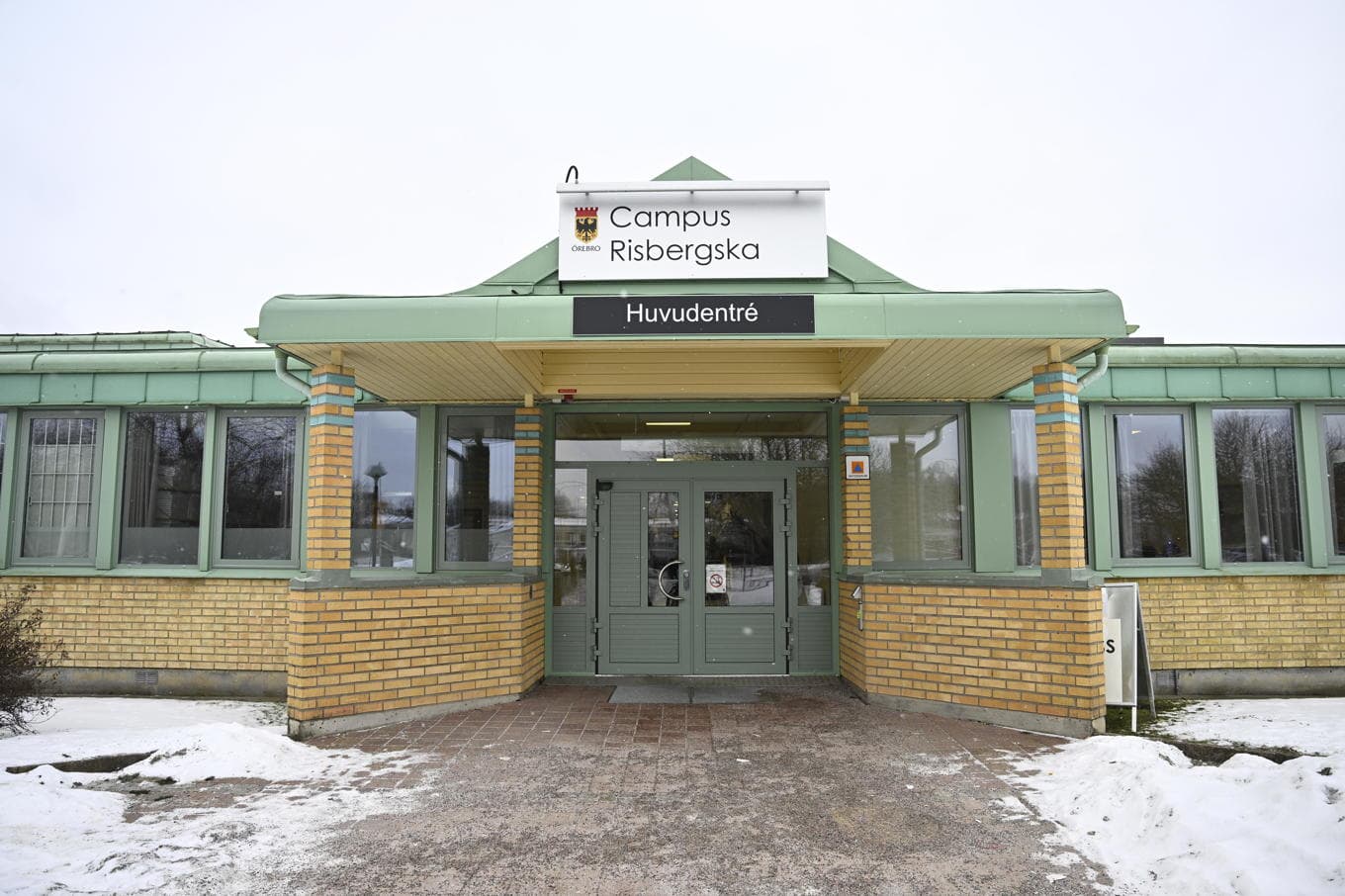 Entrén till Campus Risbergska i Örebro där masskjutningen skedde den 25 februari förra året. Foto: Fredrik Sandberg/TT