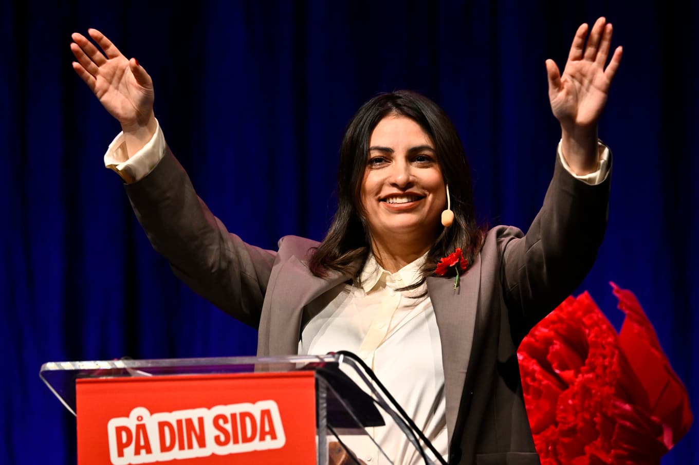 Partiledaren Nooshi Dadgostar fick partiets kongress med sig på att V ska ha plats i regeringen vid en rödgrön valseger och rösta nej även till rödgröna regeringar där V inte får vara med. Bild från fredagens inledningstal. Foto: Christine Olsson/TT