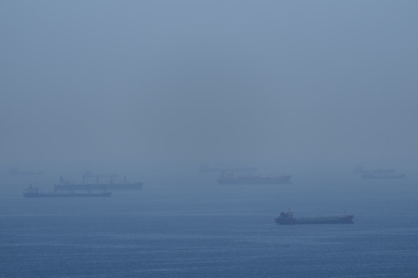 Flera fartyg ligger för ankar i Hormuzsundet på lördagen. Foto: AP/TT