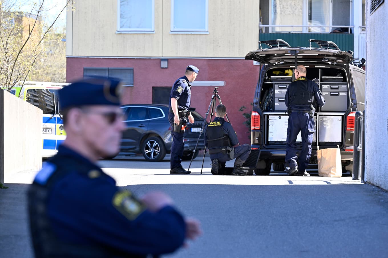 En polispatrull blev under tisdagsförmiddagen beskjuten i ett trapphus i Husby, norr om Stockholm. Foto: Pontus Lundahl/TT