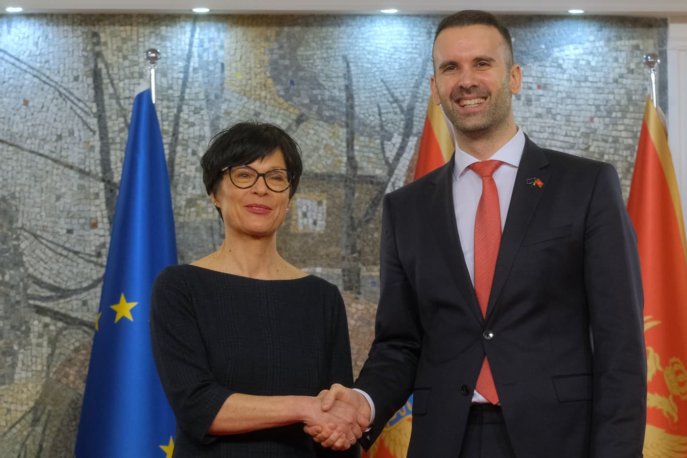 EU:s utvidgningskommissionär Marta Kos och Montenegros premiärminister Milojko Spajic vid ett möte i huvudstaden Podgorica i mars. Arkivbild. Foto: Risto Bozovic/AP/TT
