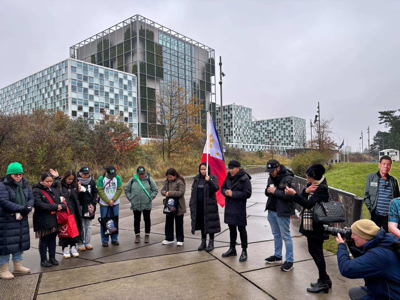Anhängare till Duterte utanför ICC i nederländska Haag i november. Foto: Aleksandar Furtula/AP/TT
