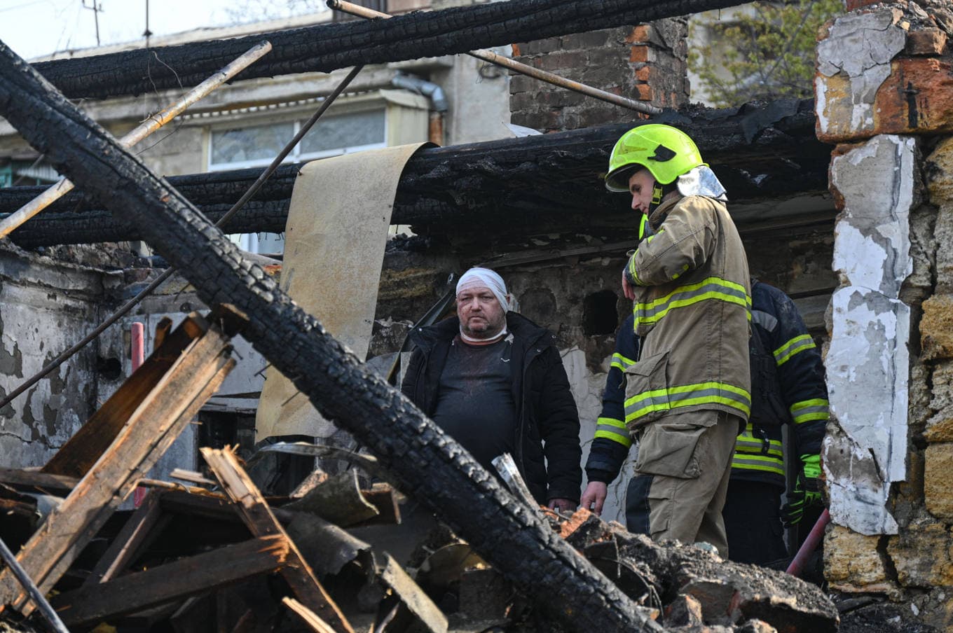 En skadad ukrainare i sin lägenhet som förstörts av ryska angrepp mot Odessa. Foto: Michael Shtekel /AP/TT