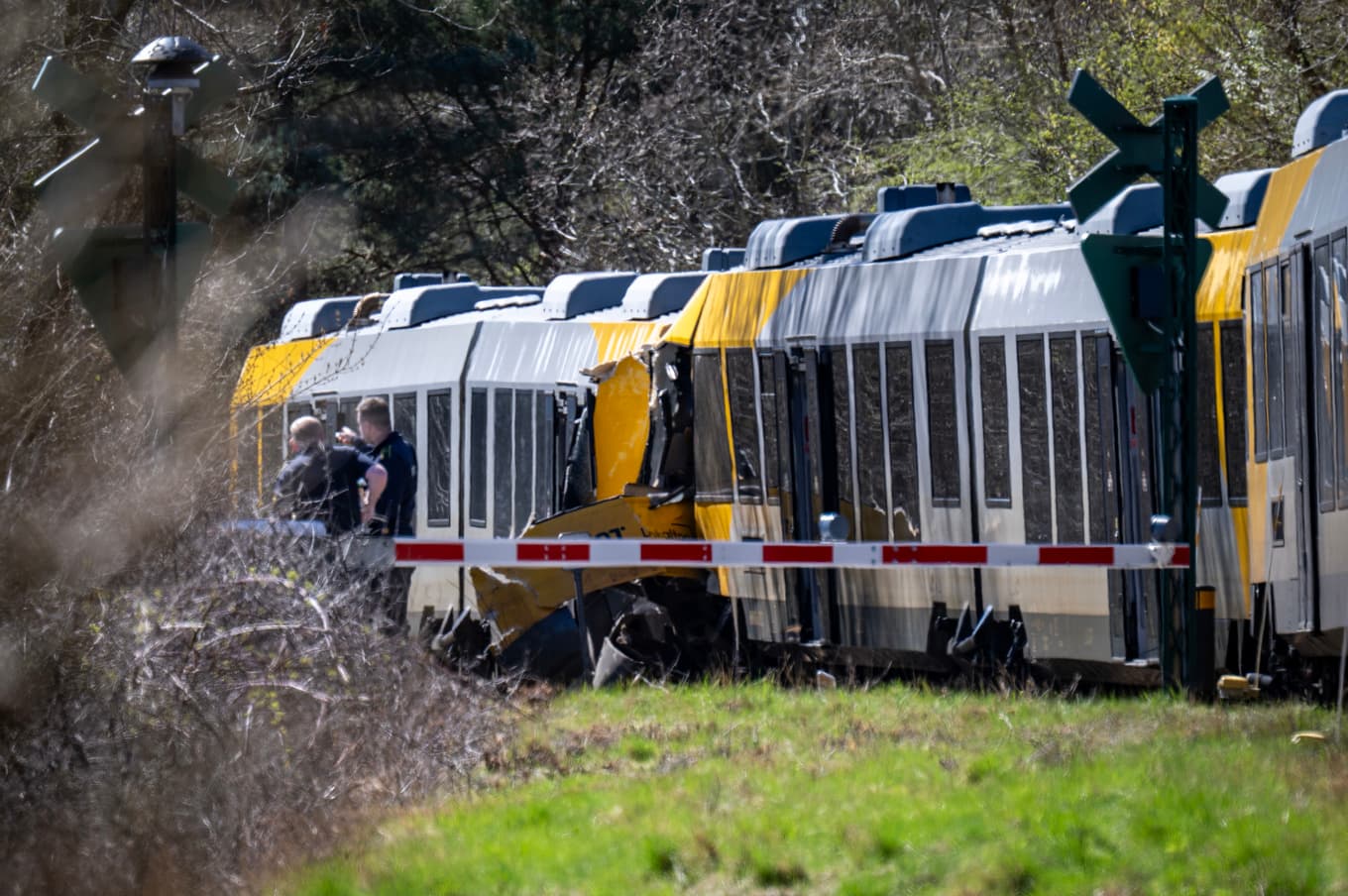 Polis, kriminaltekniker och personal från Banedanmark och danska haverikommissionen undersöker platsen där två lokaltåg på torsdagsmorgonen kolliderade utanför Hilleröd på norra Själland i Danmark. Flera personer skadades allvarligt. Foto: Johan Nilsson / TT