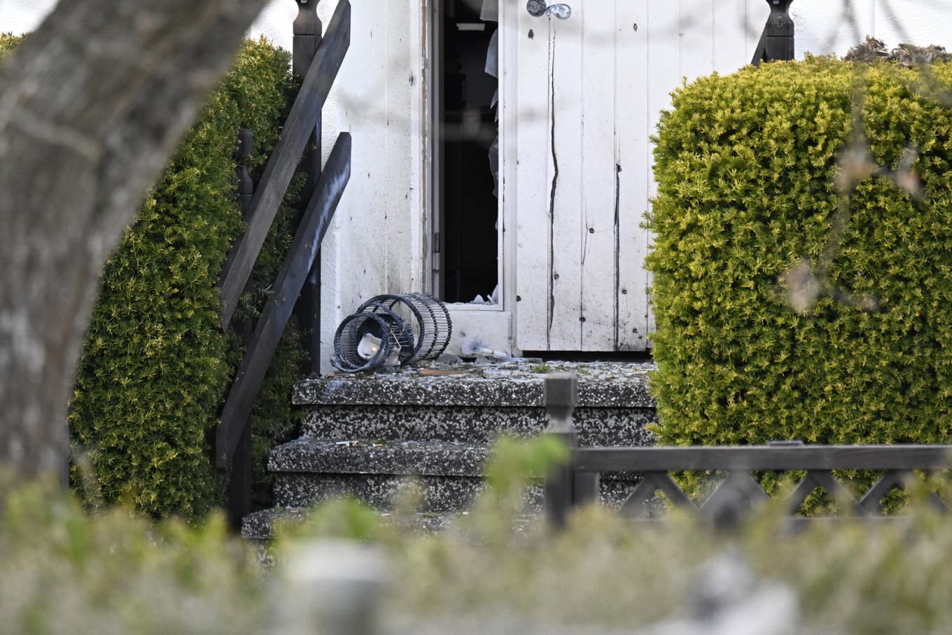 Polisen är på plats och har spärrat av vid en villa i Eslöv efter en explosion. Foto: Johan Nilsson/TT
