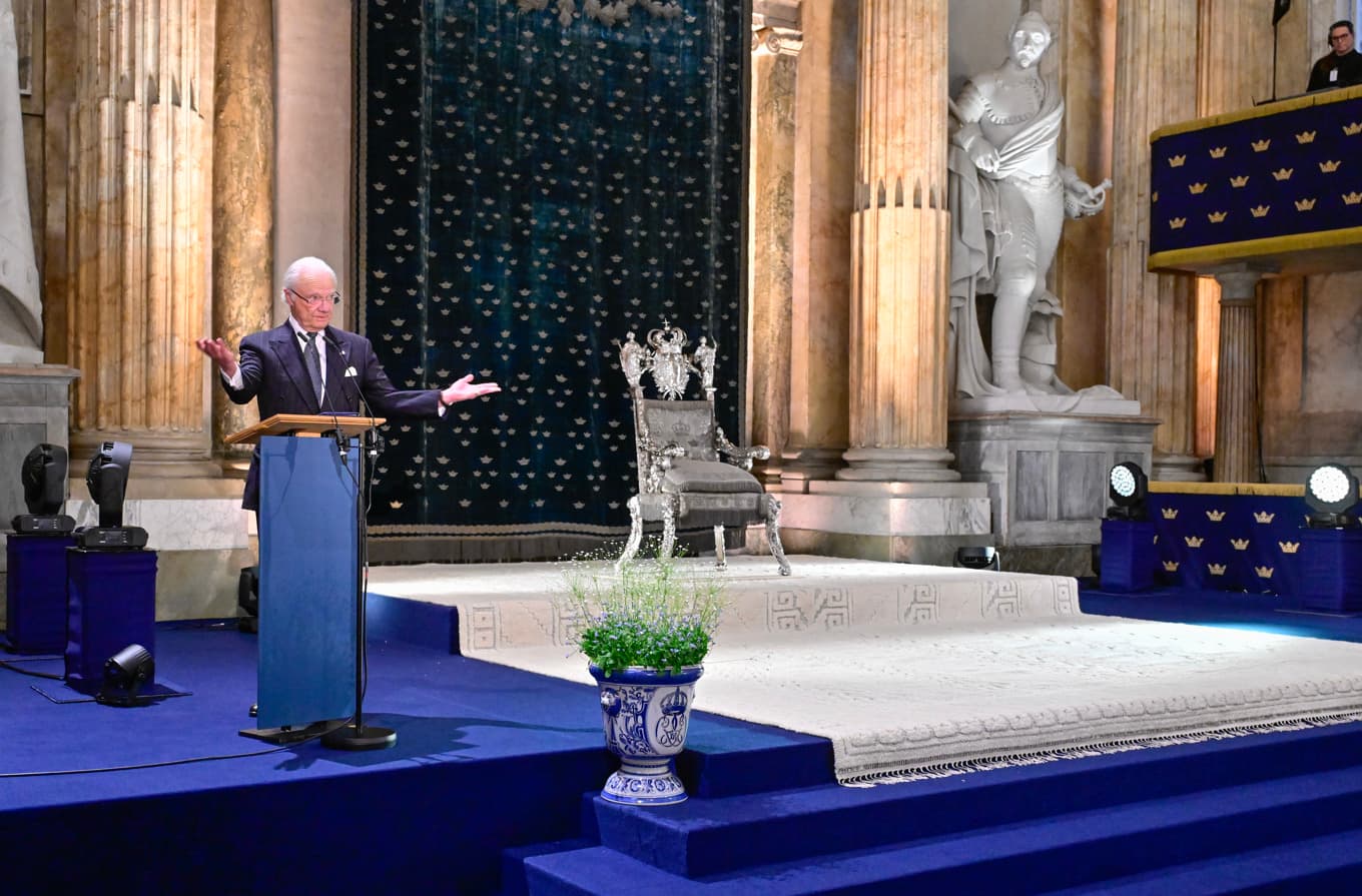 Kung Carl Gustaf jämte silvertronen. Bild från i onsdags. Foto: Jonas Ekströmer/TT